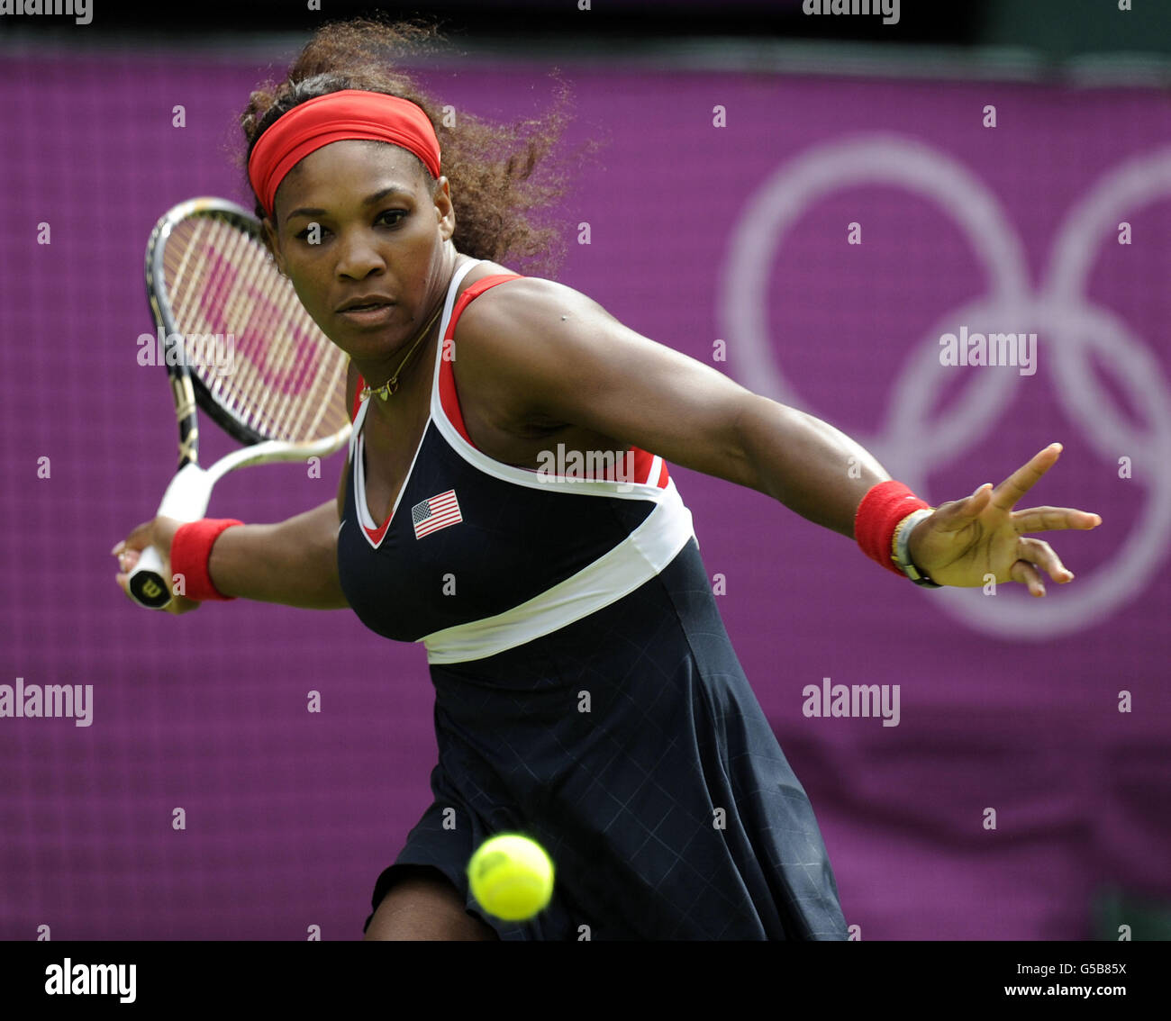 Giochi Olimpici di Londra - 1° giorno. Serena Williams in azione negli Stati Uniti durante il primo round dei Women's Singles presso la sede olimpica del tennis, Wimbledon. Foto Stock