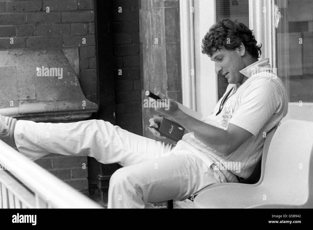 Cricket - Campionato della contea di Scheppes 1983 - Surrey contro Gloucestershire - Kennington Oval. Il Surrey's David Thomas si rilassa sul balcone. Foto Stock