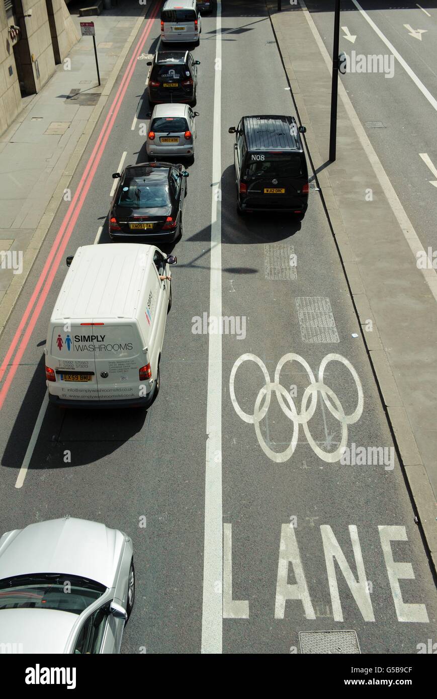 Un veicolo olimpico ufficiale guida in una corsia di traffico olimpica mentre il traffico si accoda nella corsia adiacente nel centro di Londra. Foto Stock