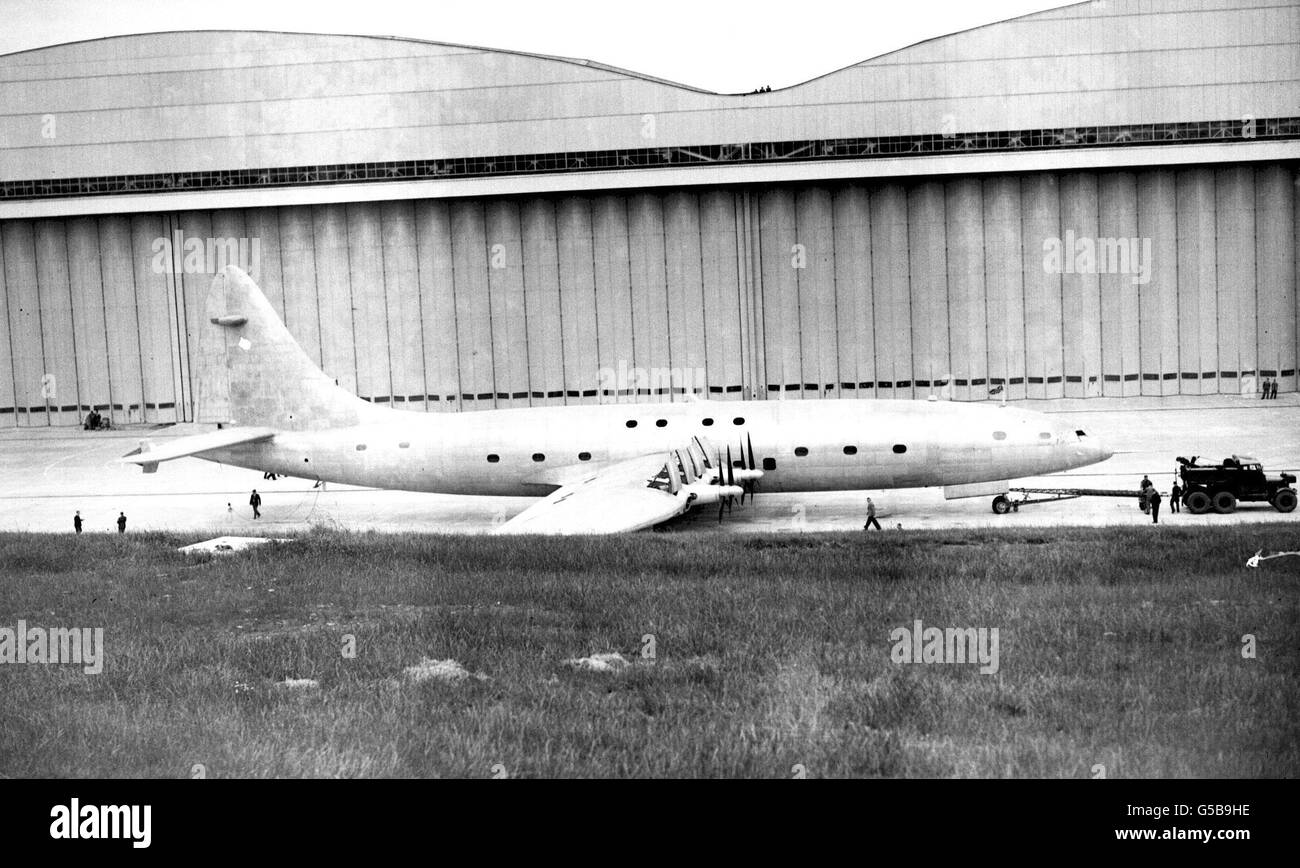 Il "Brabazon" di Bristol, il più grande aereo civile del mondo, è stato portato fuori dal suo hangar a Filton, Bristol per la prima volta - per essere sottoposto a test su motori e carburanti. L'aeromobile da 130 tonnellate, progettato per trasportare 100 passeggeri, deve essere sottoposto a diverse prove. Foto Stock