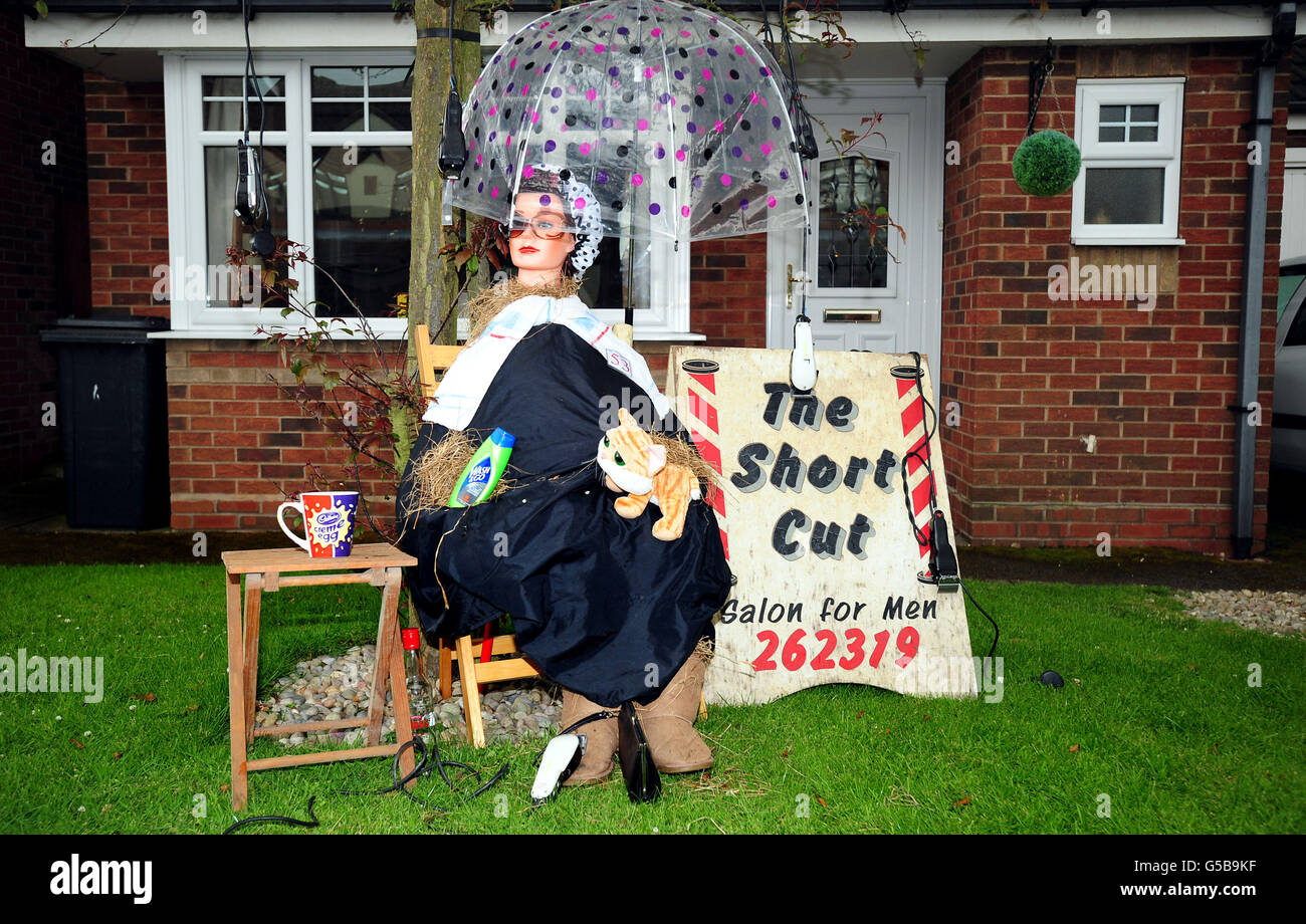 Mostra di Scarecrow intitolata Wash and Crow al Heather Scarecrow Festival, Heather, Leicestershire. Foto Stock