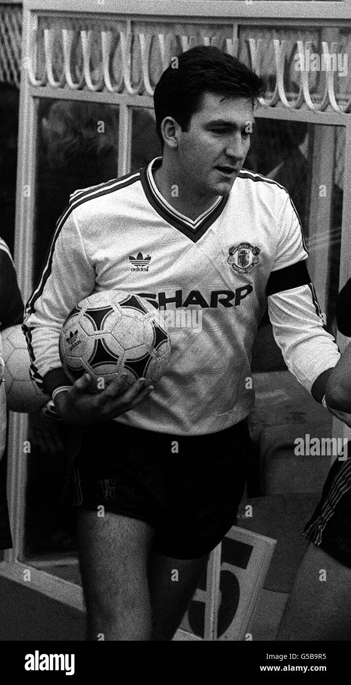 Norman Whiteside internazionale dell'Irlanda del Nord, facendo un'apparizione per Manchester United. Il 23-year-old in avanti ha fatto la sua prua con Unito come 16-year-old nel 1982. * è venuto attraverso le fila dell'apprendista di Old Trafford ed è stato presto in servizio per l'Irlanda del Nord ed ha più di 30 caps. Ha segnato il gol vincente di United a Wembley nel 1985 e ha vinto due medaglie dei vincitori della fa Cup con i Red Devils. Foto Stock