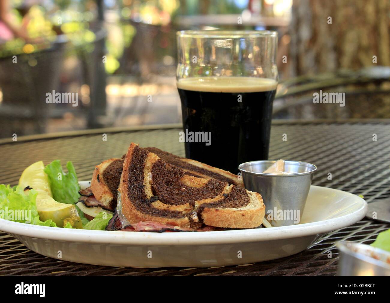 La cena di un bicchiere di birra scura e un sandwich di Ruben Foto Stock