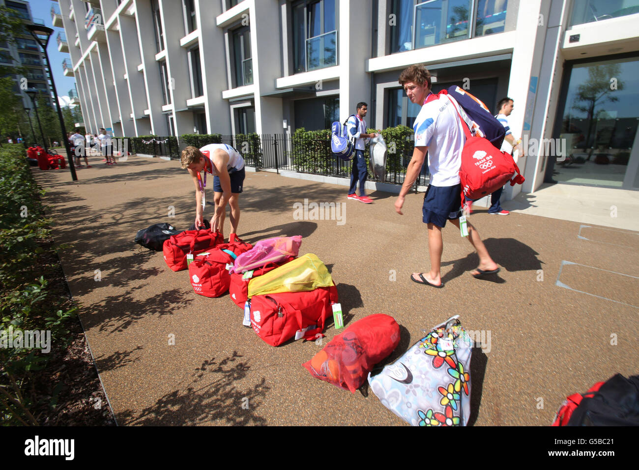 Gli atleti della Gran Bretagna si trasferiscono nel loro alloggio nel Villaggio degli atleti al Parco Olimpico di Londra. Foto Stock