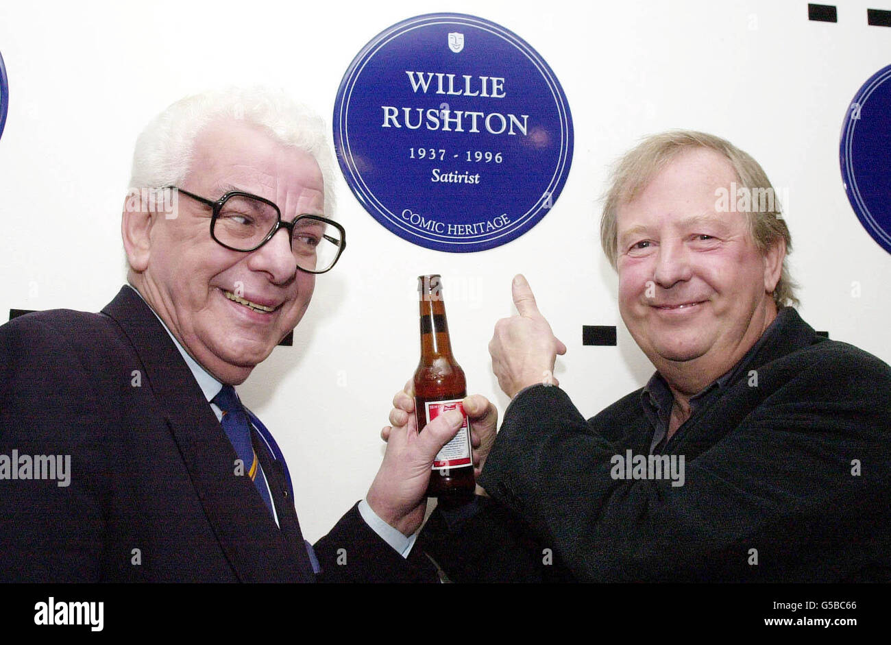 Comics Barry Cryer (L) Tim Brooke-Taylor presenta una targa a Willie Rushton nel foyer del BBC TV Center, in onore di alcuni dei grandi nomi della commedia britannica. Altri onorati sono Wilfrid Brambell, Harry H Corbett, Paul Eddington CBE e Marti Caine. * con un tributo televisivo associato che verrà proiettato sulla televisione della BBC. Foto Stock