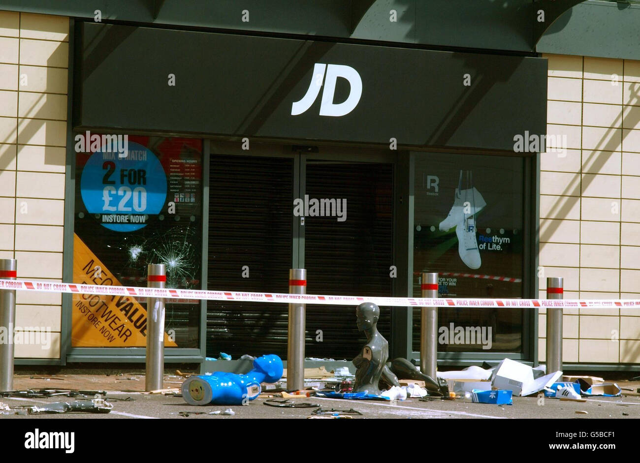 Una visione generale delle merci danneggiate al di fuori del negozio JD Sports nel parco commerciale Tottenham Hale, nel nord di Londra, che è stato saccheggiato dopo i problemi scampati quando i membri della comunità sono scesi per le strade ieri sera per chiedere 'giustizia', dopo Mark Duggan, 29, È stato ucciso dalla polizia giovedì. Foto Stock