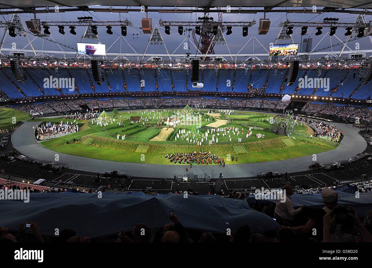 La scena durante il pre-spettacolo prima della cerimonia di apertura dei Giochi Olimpici di Londra 2012 allo Stadio Olimpico di Londra. Foto Stock