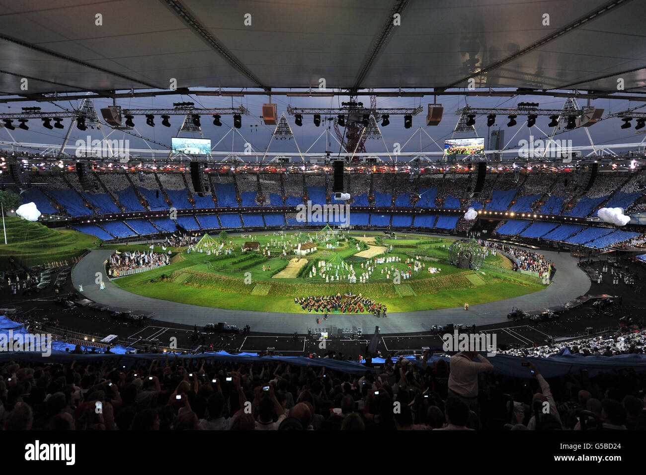La scena durante il pre-spettacolo prima della cerimonia di apertura dei Giochi Olimpici di Londra 2012 allo Stadio Olimpico di Londra. Foto Stock