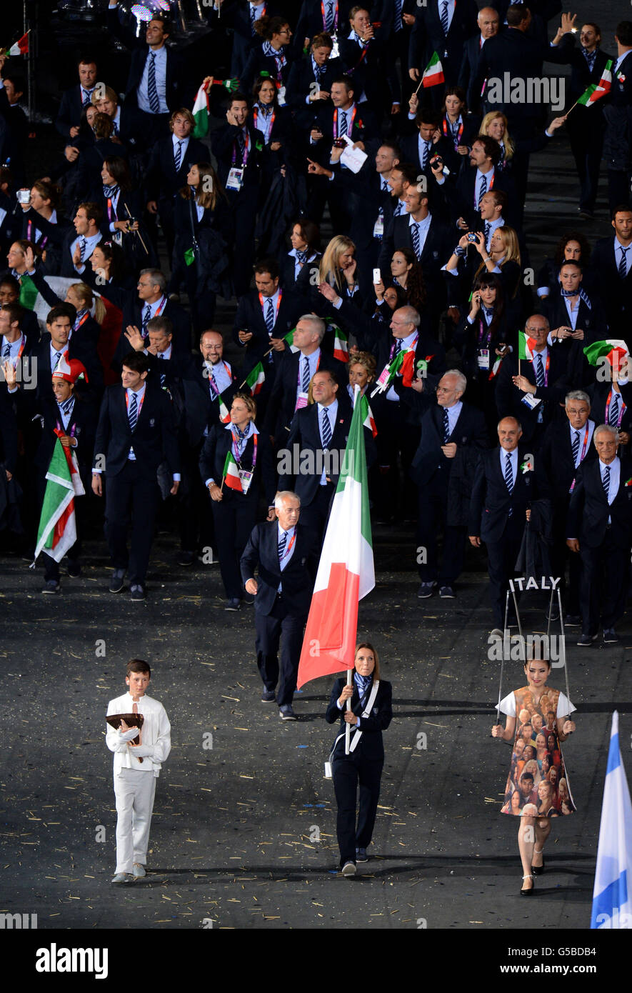 Giochi Olimpici di Londra - giorno 0. La parata della squadra italiana durante la cerimonia di apertura dei Giochi Olimpici di Londra del 2012 allo Stadio Olimpico di Londra. Foto Stock