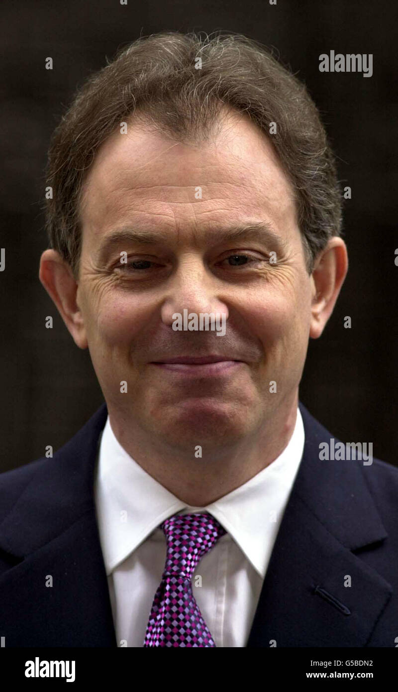 Il primo ministro Tony Blair parla con i giornalisti fuori dal suo ufficio a Downing Street, Londra, dove ha affermato che le elezioni locali previste per il 3 maggio 2001 sarebbero state ritardate fino al mese successivo. L'annuncio ritarda effettivamente le elezioni generali. * che erano stati ampiamente anticapsati per lo stesso giorno. Il governo introdurrà una legislazione di emergenza per le elezioni locali che si terranno il 7 giugno 2001. Foto Stock