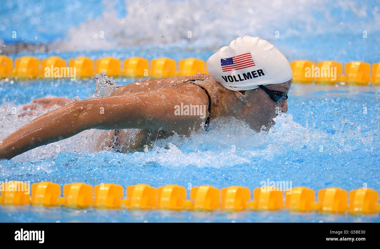 Dana Vollmer degli Stati Uniti ha vinto il 100m Butterfly Heat delle sue Donne all'Aquatics Center di Londra il giorno uno delle Olimpiadi di Londra 2012. Foto Stock