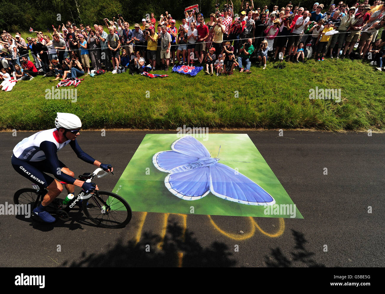 David Millar della Gran Bretagna passa un dipinto di una farfalla durante la gara maschile di Box Hill. Foto Stock