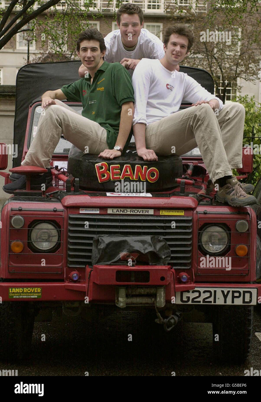 (L-R) Richard McCallum, Rollo De -Sausmarez e Mark Briant, tutti di 23 anni e da Oxford che stanno lasciando Londra per guidare in un Land rover in Cina. Il viaggio sponsorizzato dal fumetto Beano di DC Thompson dovrebbe richiedere 5 mesi. * e di portarli in 17 paesi. Stanno raccogliendo fondi per le idee pratiche della DG ITDG per la carità contro la povertà. Foto Stock