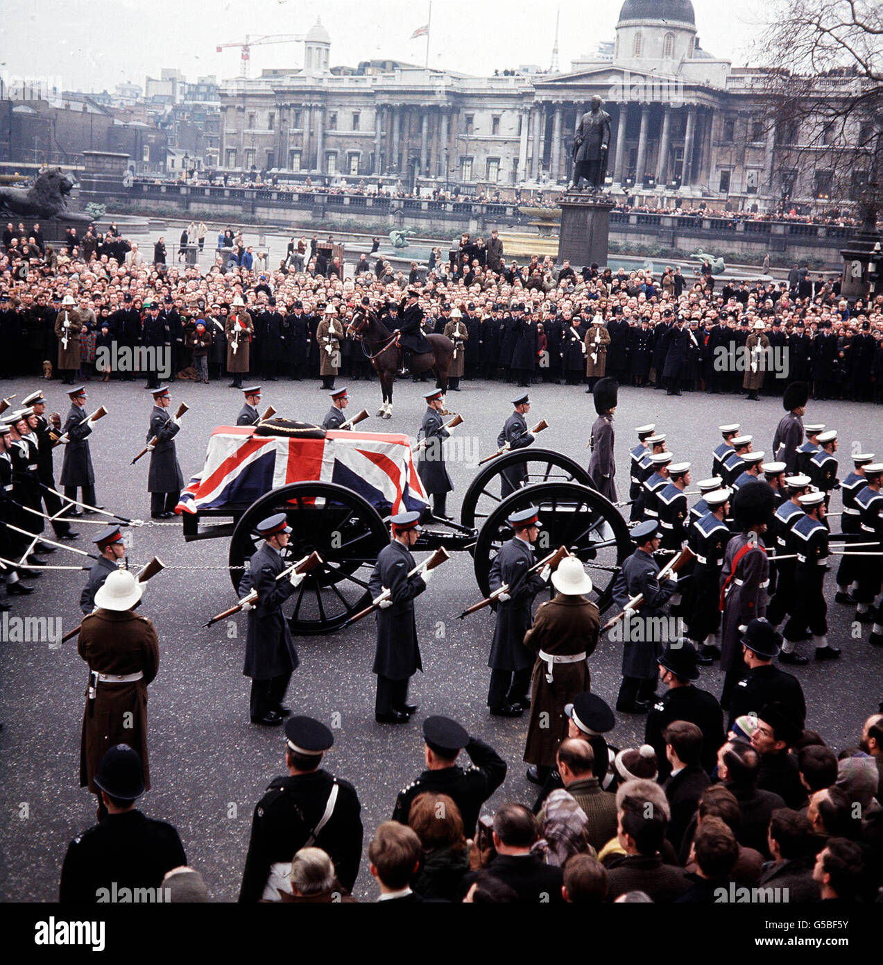 FUNERALE DI CHURCHILL 1965: Un primo piano della carrozza che porta la bara di Sir Winston Churchill attraversando Trafalgar Square, Londra, con la National Gallery sullo sfondo. Foto Stock