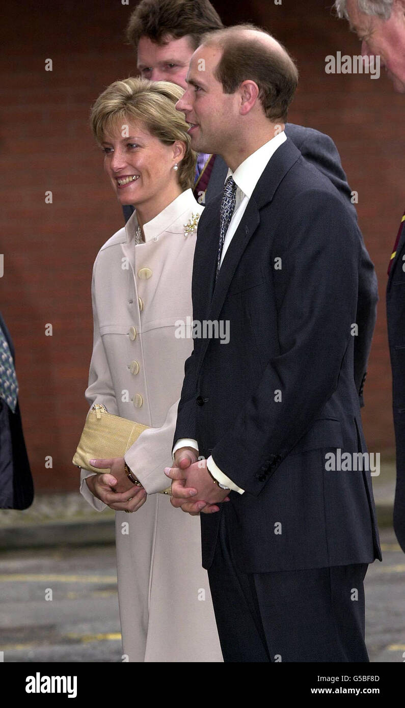 Il conte e la contessa di Wessex, che arriva al Centro risorse di iniziativa di disabilità a Camberley. È il loro primo impegno pubblico da quando sono emerse le accuse che Sophie era stato catturato in macchina fotografica, in un giornale 'che sta '. * Sliving senior Royals e leader politici. Quella che sarebbe stata una visita relativamente bassa è diventata una frenesia mediatica quando la coppia reale è arrivata dalla loro vicina casa a Bagshot Park in Surrey. Foto Stock
