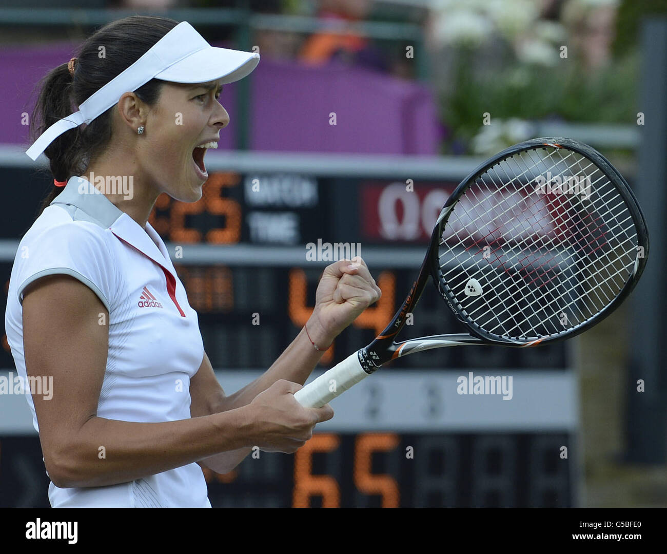 La Serbia Ana Ivanovic celebra un punto di pausa durante la sua seconda partita dei Singles delle Donne alla sede di tennis olimpica, Wimbledon. Foto Stock
