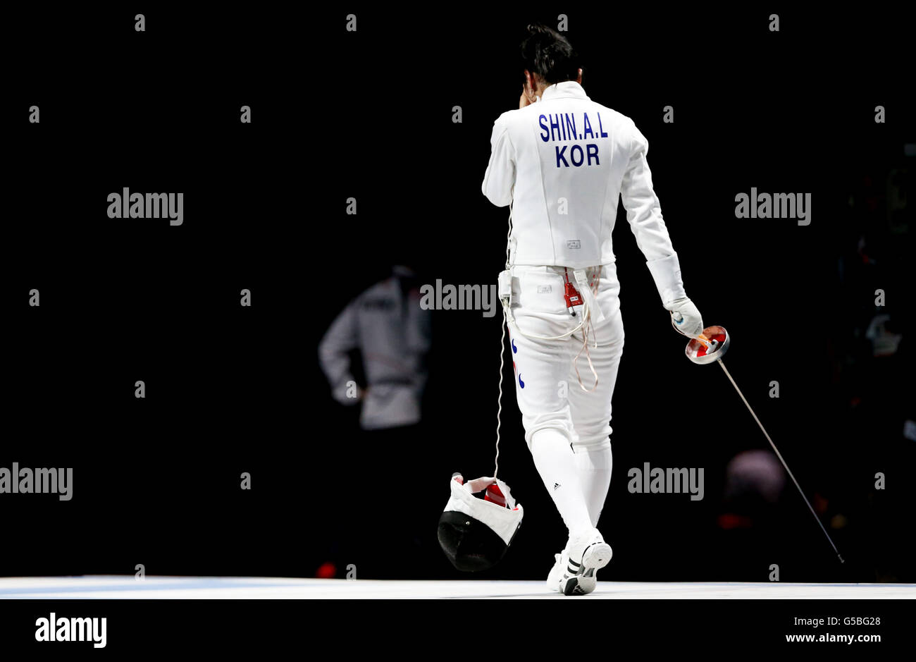 Shin Lam della Corea del Sud si trova in una posizione di disordine dopo la sconfitta nella medaglia di bronzo contro Yujie Sun della Cina nel concorso individuale Women's Fencing EPEE presso il centro Excel di Londra durante il terzo giorno delle Olimpiadi di Londra del 2012. Foto Stock