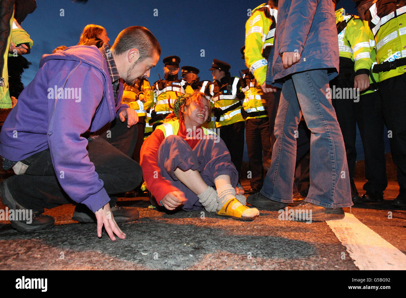 Gli attivisti di Shell to Sea si scontrano con Gardai dopo aver bloccato il percorso di un convoglio contenente un macchinario per la perforazione di tunnel durante il viaggio verso la raffineria Shell Bellanaboy gas di Co Mayo. Foto Stock