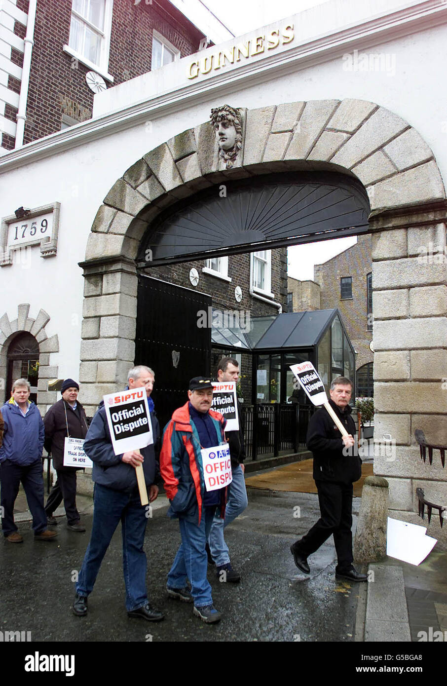 I lavoratori picket fuori delle opere di Guinness a Dublino come la produzione di Guinness in Irlanda è stato fermato per la prima volta in più di 25 anni da uno sciopero che ha coinvolto 1,200 lavoratori presso la fabbrica di birra. *...l'arresto, orchestrato da cinque dei sei sindacati dell'azienda, è andato avanti dopo il fallimento di un'offerta dell'ultimo minuto da parte della commissione irlandese per le relazioni con il lavoro di far decurire l'azione. Foto Stock