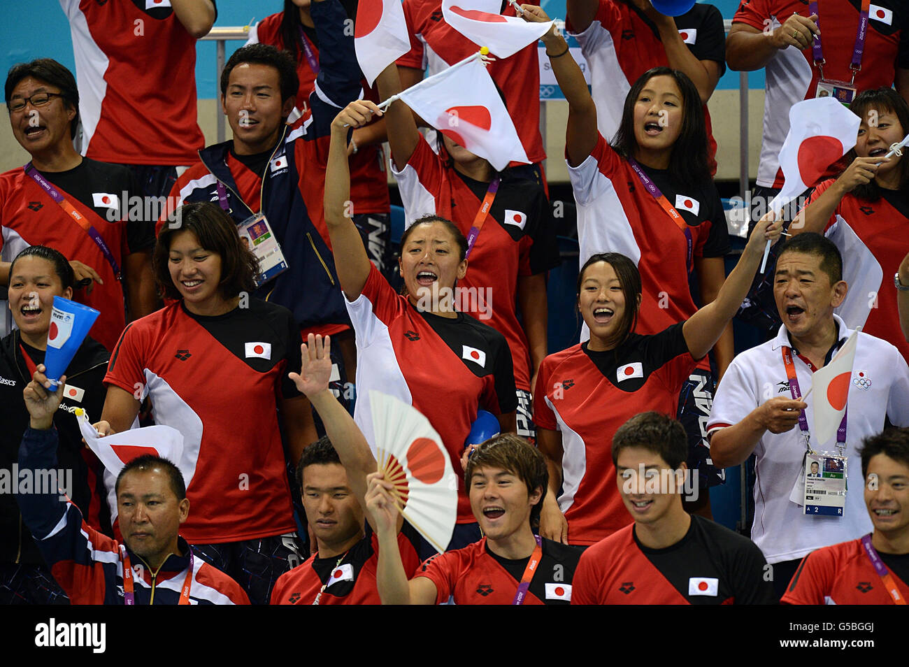 I fan del Giappone guardano i 4 x 200m Freestyle Relay Heats da uomo Foto Stock