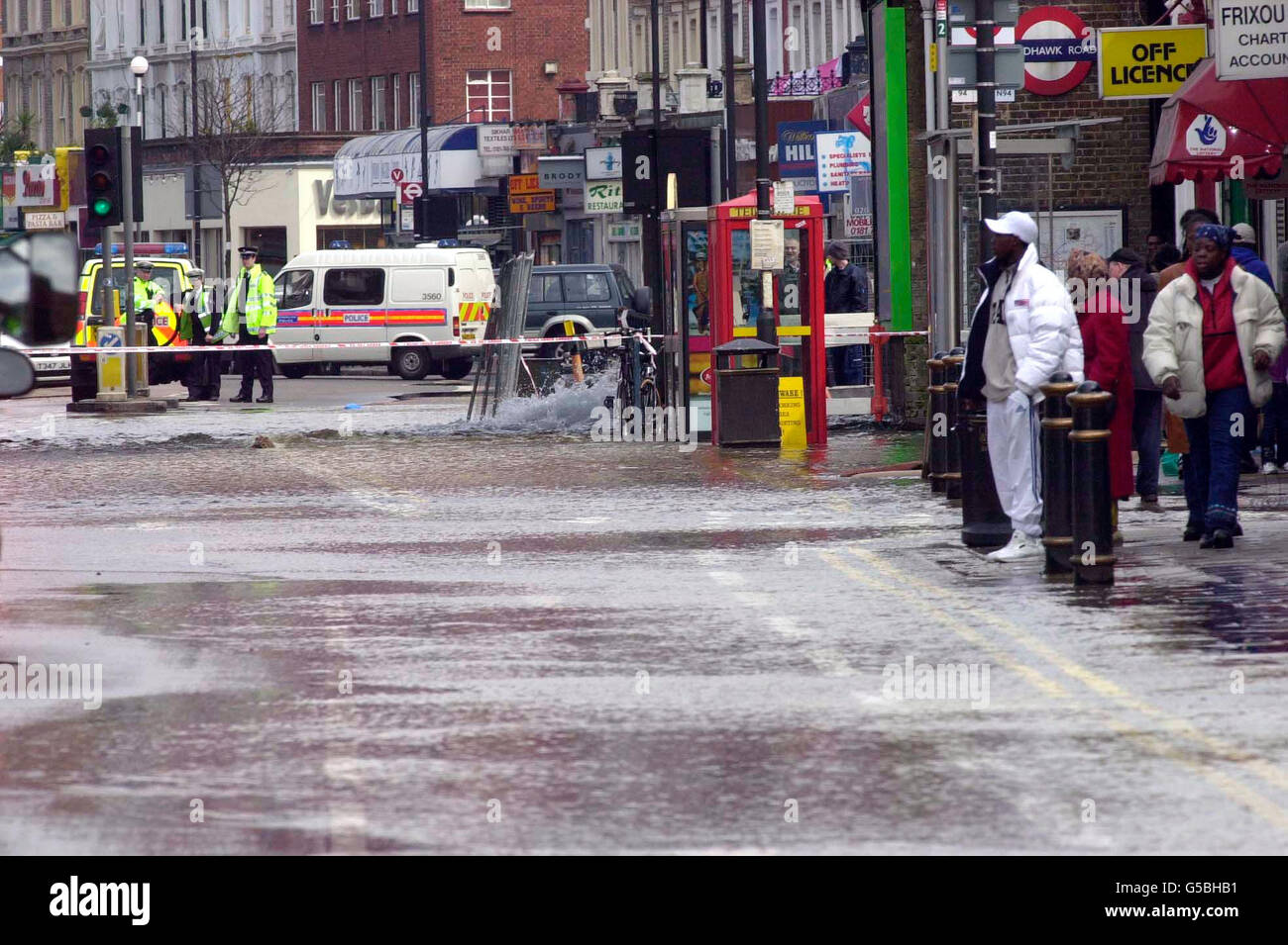 London Goldhawk Road Main burst. L'acqua allaga la strada dopo che una rete idrica scoppia in Goldhawk Road, Shepherds Bush, Londra. Foto Stock