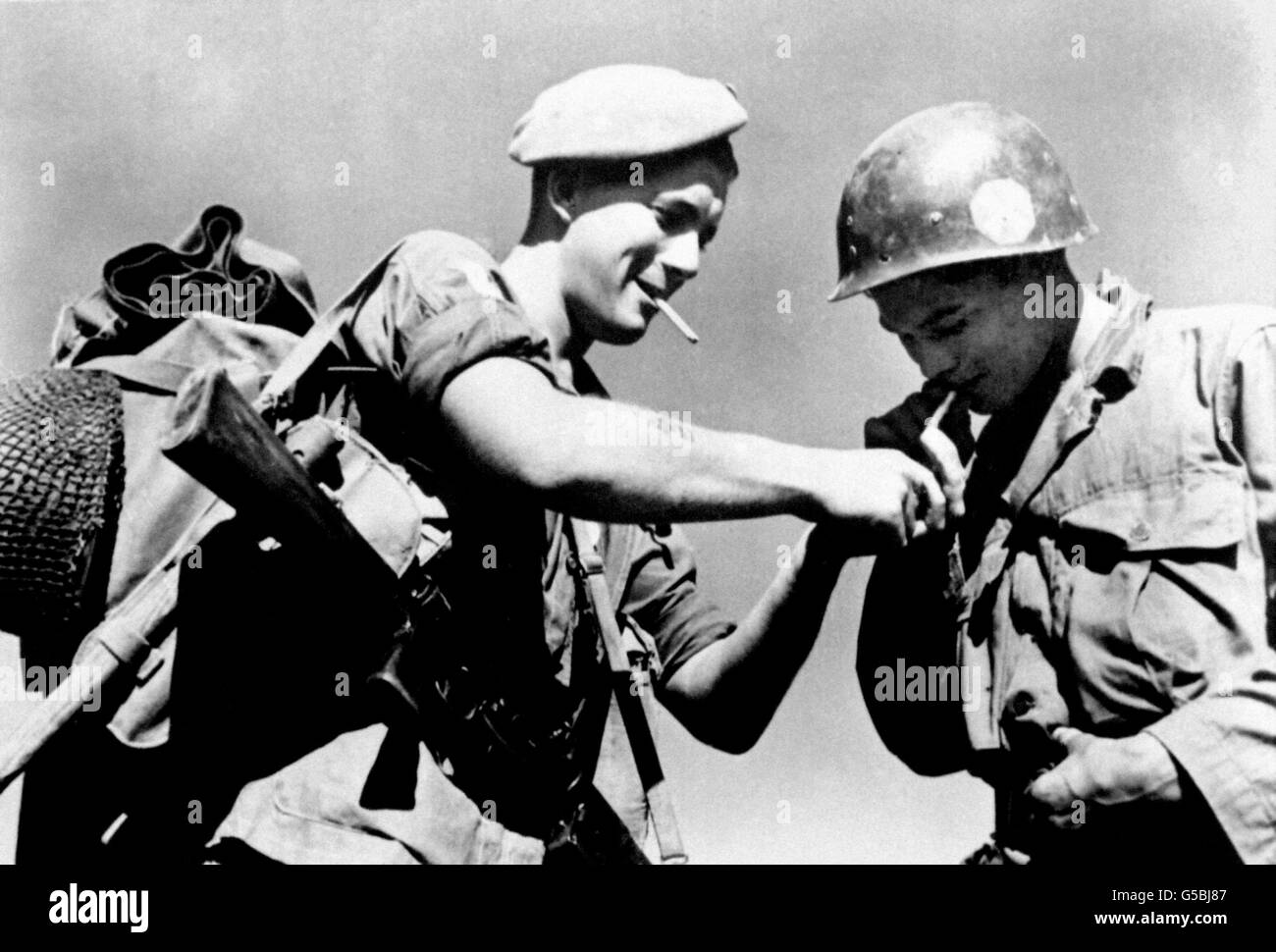 I membri di due delle forze che combattono sotto la bandiera delle Nazioni Unite in Corea del Sud si riuniscono per una sigaretta. Foto Stock