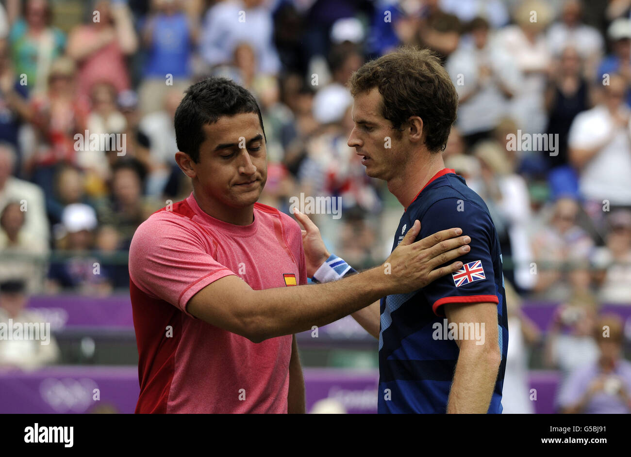 Andy Murray (a destra) della Gran Bretagna dopo aver sconfitto il spagnolo Nicolas Almagro nel suo Quarterfinal Match of the Men's Singles alla sede dell'Olympic Tennis di Wimbledon. Foto Stock