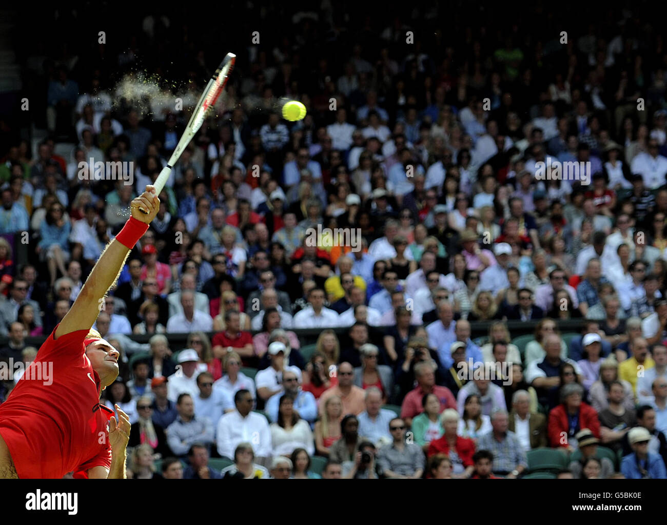 Giochi Olimpici di Londra - 6° giorno. Roger Federer, in Svizzera, serve durante la sua partita finale trimestrale dei Singles maschili presso la sede olimpica del tennis di Wimbledon. Foto Stock