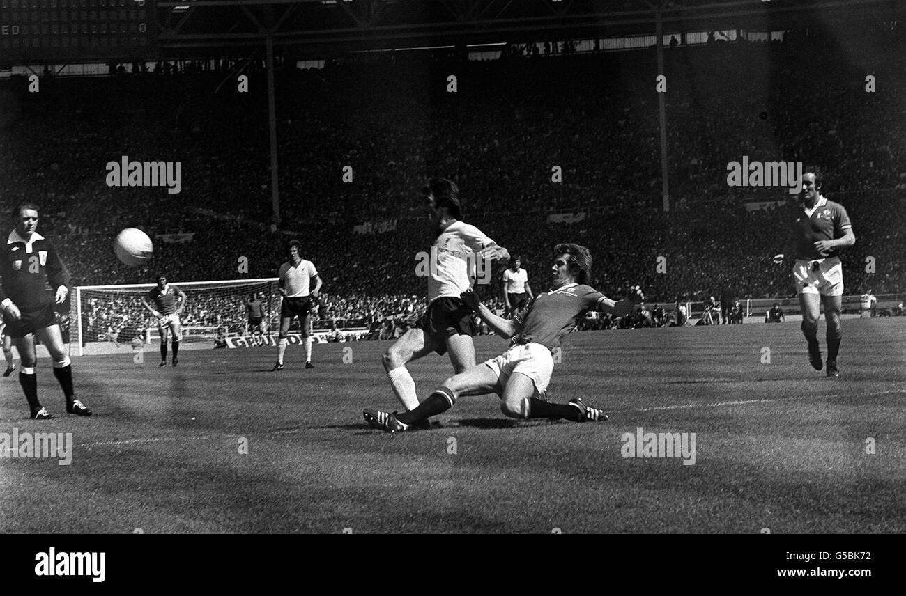 David Johnson di Liverpool è affrontato da Arthur Albiston (a destra) del Manchester United durante le prime fasi della finale della fa Cup 1977 a Wembley Foto Stock