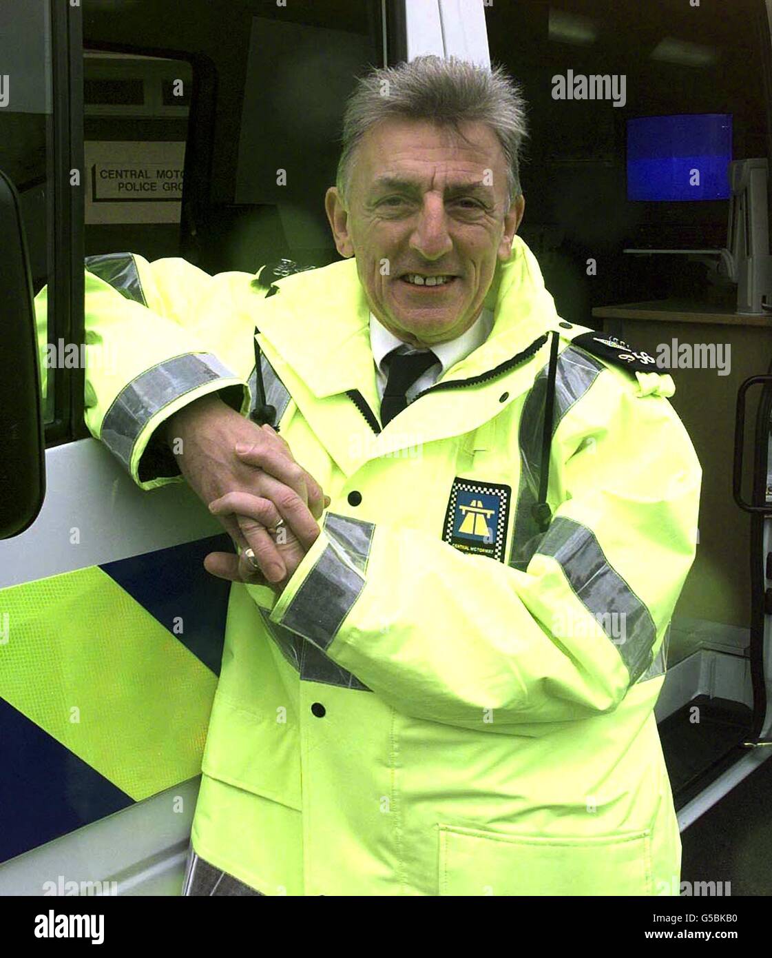 L'attore di Bil' Eric Richard che suona' Sgt Bob Cryer' al lancio dei gruppi della Centrale di polizia dell'automobile 'veicolo di comando di incidente' a Birmingham. 11/7/00: L'attore più longevo dello show ITV è stato assalito. * 24/4/01: Il Sergente Bob Cryer stava appendendo i suoi polsini, dopo aver messo in 17 anni di servizio fedele alla patch di Sun Hill nel dramma della polizia di ITV il Bill. L'attore Eric Richard è uno dei pochi membri originali rimasti dello spettacolo di lunga durata, iniziato nel 1983. L'ufficiale affidabile è stato messo in pensione dalla forza dopo che è stato accidentalmente girato dal collega PC Dale Smithy Smith, giocato da Foto Stock