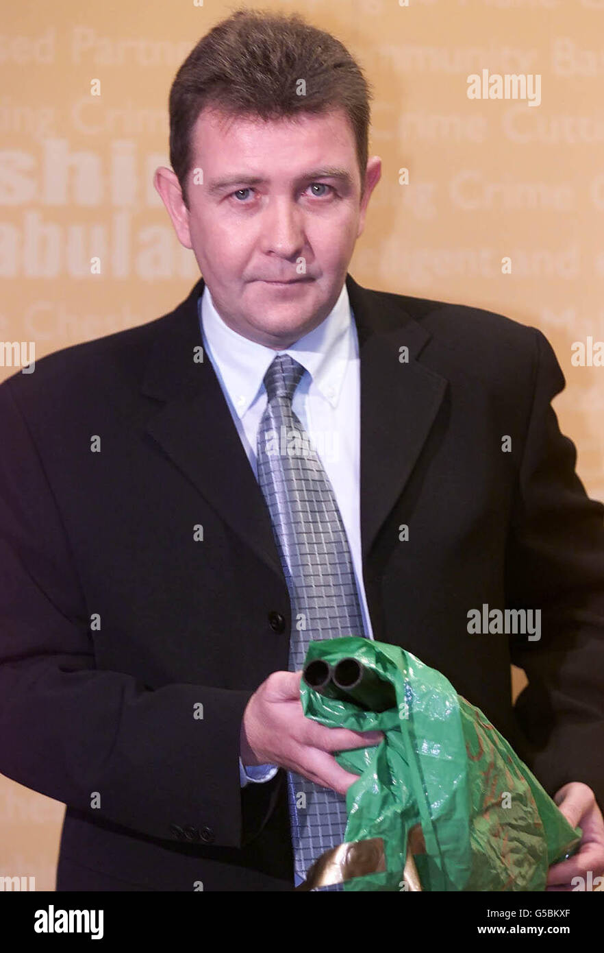 L'ispettore detective Phil Charlton della polizia di Cheshire mostra il braccio di fuoco imitazione usato da Alan Lee che è stato condannato a 12 anni di reclusione a Chester Crown Court. * Lee, 55 anni, di Balmoral Road, Northampton ha dichiarato colpevole di sei rapine e sei capi di possesso di un fucile ad imitazione, ha chiesto di prendere in considerazione altri 44 reati, tra cui 22 rapine o tentativi di rapina presso le banche. Foto Stock