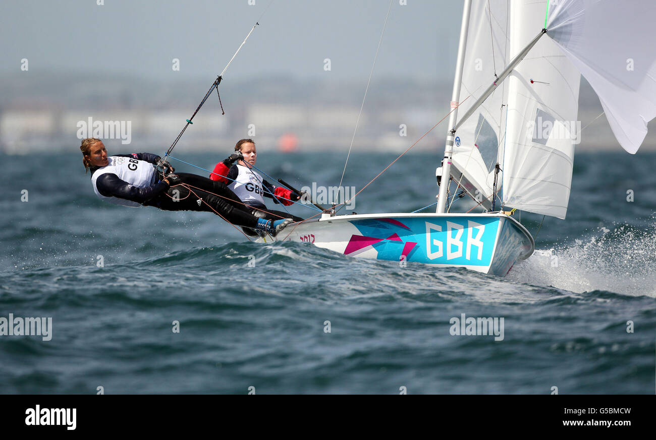 I 470 marinai della Gran Bretagna Hannah Mills e Saskia Clark il primo giorno della loro serie olimpica di oggi. La squadra ha segnato una sesta e una prima nelle due gare per guidare il proprio gruppo. Foto Stock