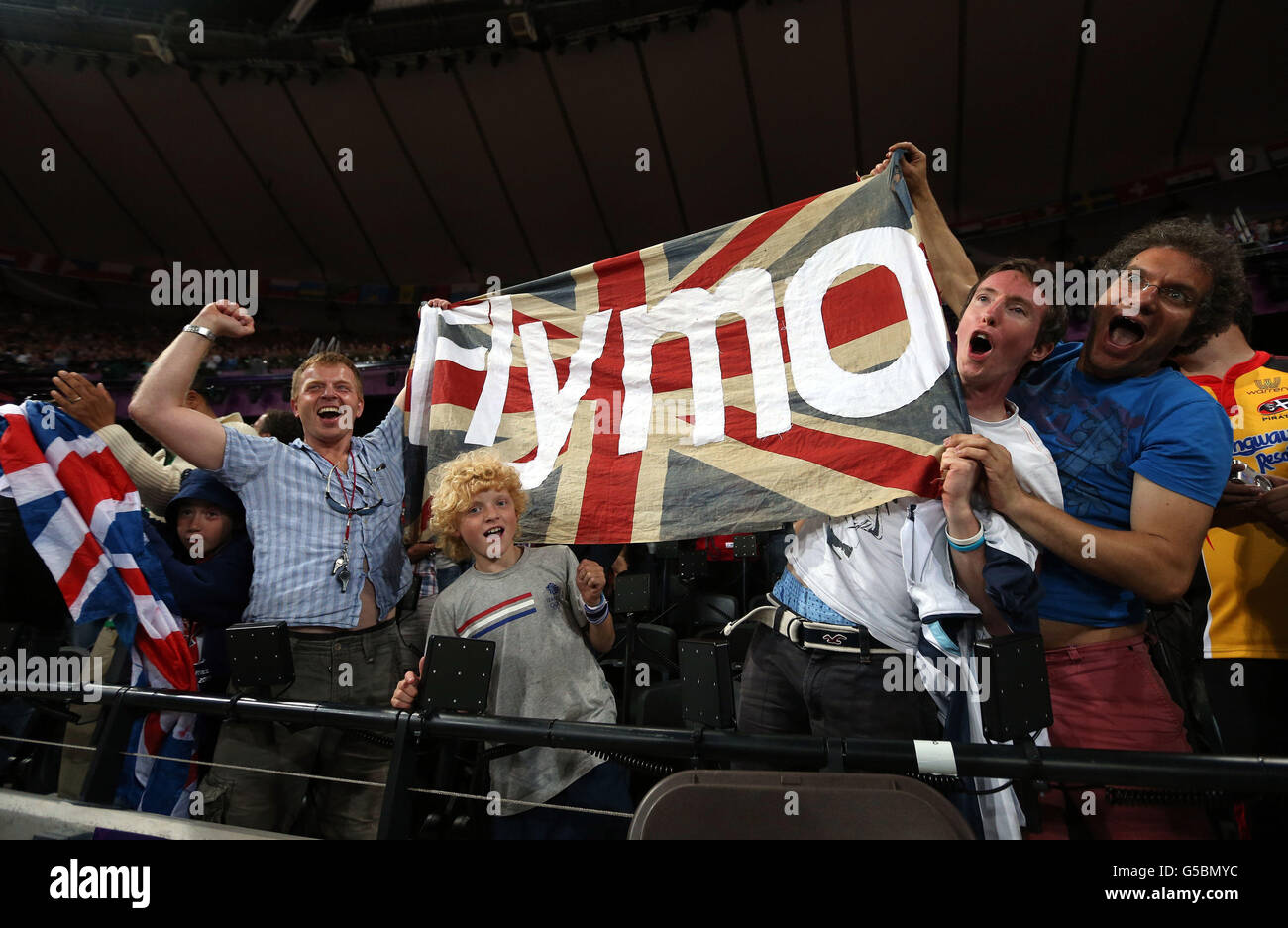 I tifosi festeggiano la vittoria di Mo Farah in Gran Bretagna nella finale maschile di 10.000 m all'Olympic Stadium di Londra, l'ottavo giorno delle Olimpiadi di Londra del 2012. Foto Stock