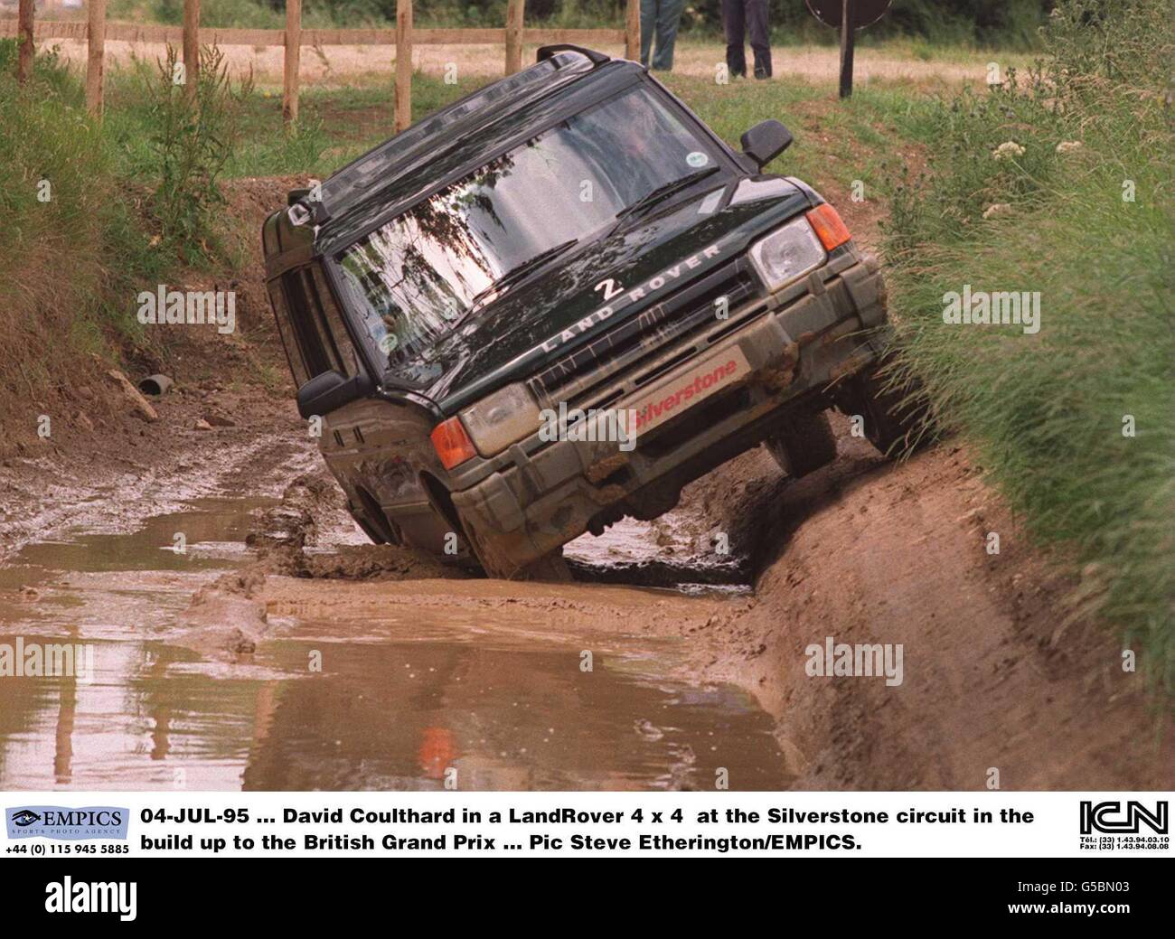 04-JUL-95 ... David Coulthard in una LandRover 4 x 4 sul circuito di Silverstone in vista del Gran Premio di Gran Bretagna Foto Stock