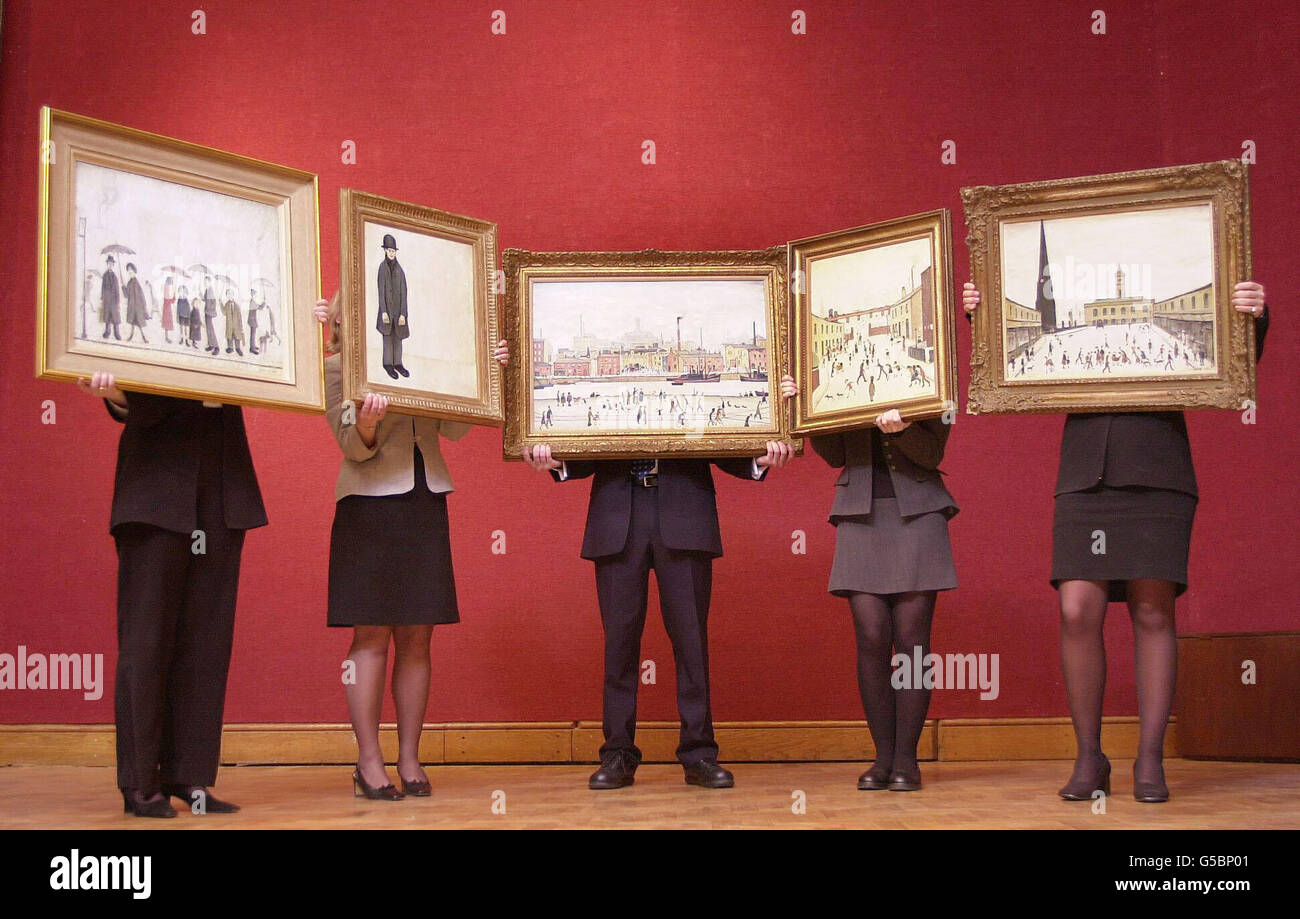 Il personale di Christies, Londra, conserva dipinti LS Lowry di proprietà dell'autore, Frederick Forsyth. L'autore sta vendendo la sua vasta collezione di LS Lowry dipinti nell'asta 8 giugno del 20 ° secolo British Art che si prevede di recuperare oltre 1 milione. Foto Stock
