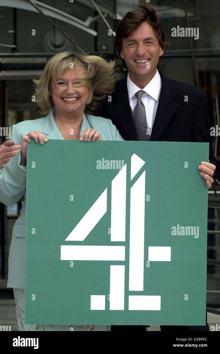 I relatori della TV Richard Madeley e Judy Finnigan fuori dall'edificio Channel 4 di Londra dopo aver annunciato un accordo biennale con il canale. Gli host TV stanno uscendo da ITV questa mattina dopo 13 anni per presentare un programma di chat per il canale 4. * la coppia ha detto che non c'era stata alcuna guerra d'offerta tra i canali, ma semplicemente voleva provare qualcosa di diverso. In autunno si trasferiscono al canale 4 quando scadono i contratti con Granada. Foto Stock