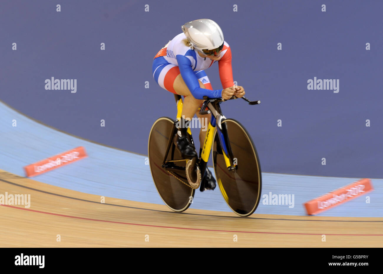 La nazionale francese Clara Sanchez nell'onnium inseguimento individuale durante la pista olimpica al Velodrome nel Parco Olimpico di Londra. Foto Stock