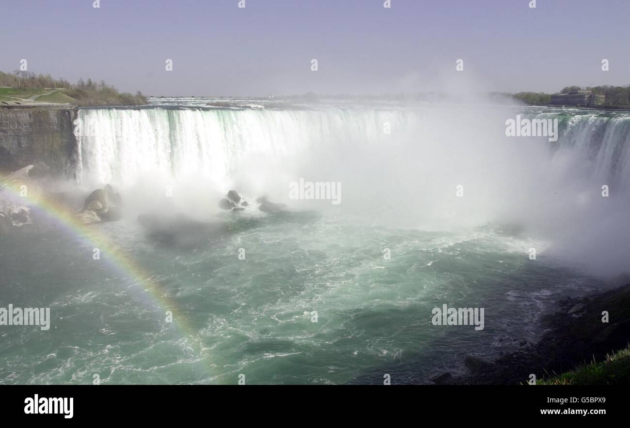 27 SETTEMBRE: Jefferey Petkovich & Peter Debernadi è diventato il primo popolo a cadere sul bordo delle cascate in un barile e sopravvivere in questo giorno nel 1989. Una vista delle cascate Horseshoe, sul lato canadese delle Cascate del Niagara. Foto Stock