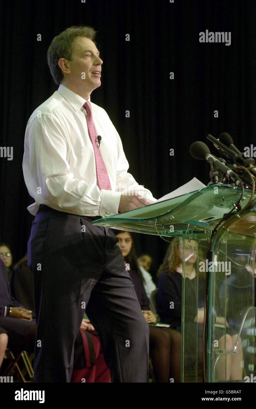 Il primo Ministro Tony Blair alla scuola di St Saviour e St Olave a Bermondsey, Londra del sud, dove ha annunciato ufficialmente la data delle elezioni generali il 7 giugno. * prima incontrò la Regina, trascorrendo 20 minuti a Buckingham Palace prima di rientrare a Downing Street. Foto Stock