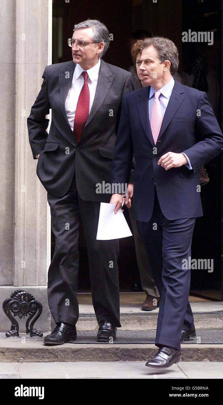 Il primo ministro britannico Tony Blair lascia Downing Street a Londra durante la prima giornata di campagna elettorale generale. Foto Stock