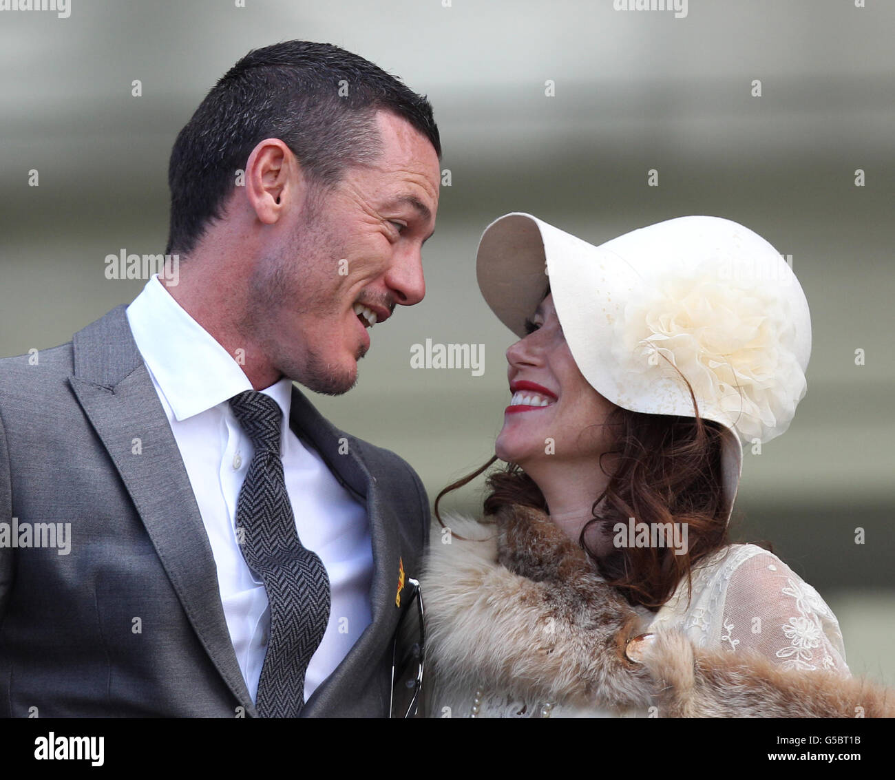 Corse di cavalli - 2012 Glorious Goodwood Festival - Festa delle Signore - Ippodromo di Goodwood. Attori Luke Evans e Anna Friel durante la Giornata delle Signore del glorioso Goodwood Festival presso Goodwood Racecourse, Chichester. Foto Stock