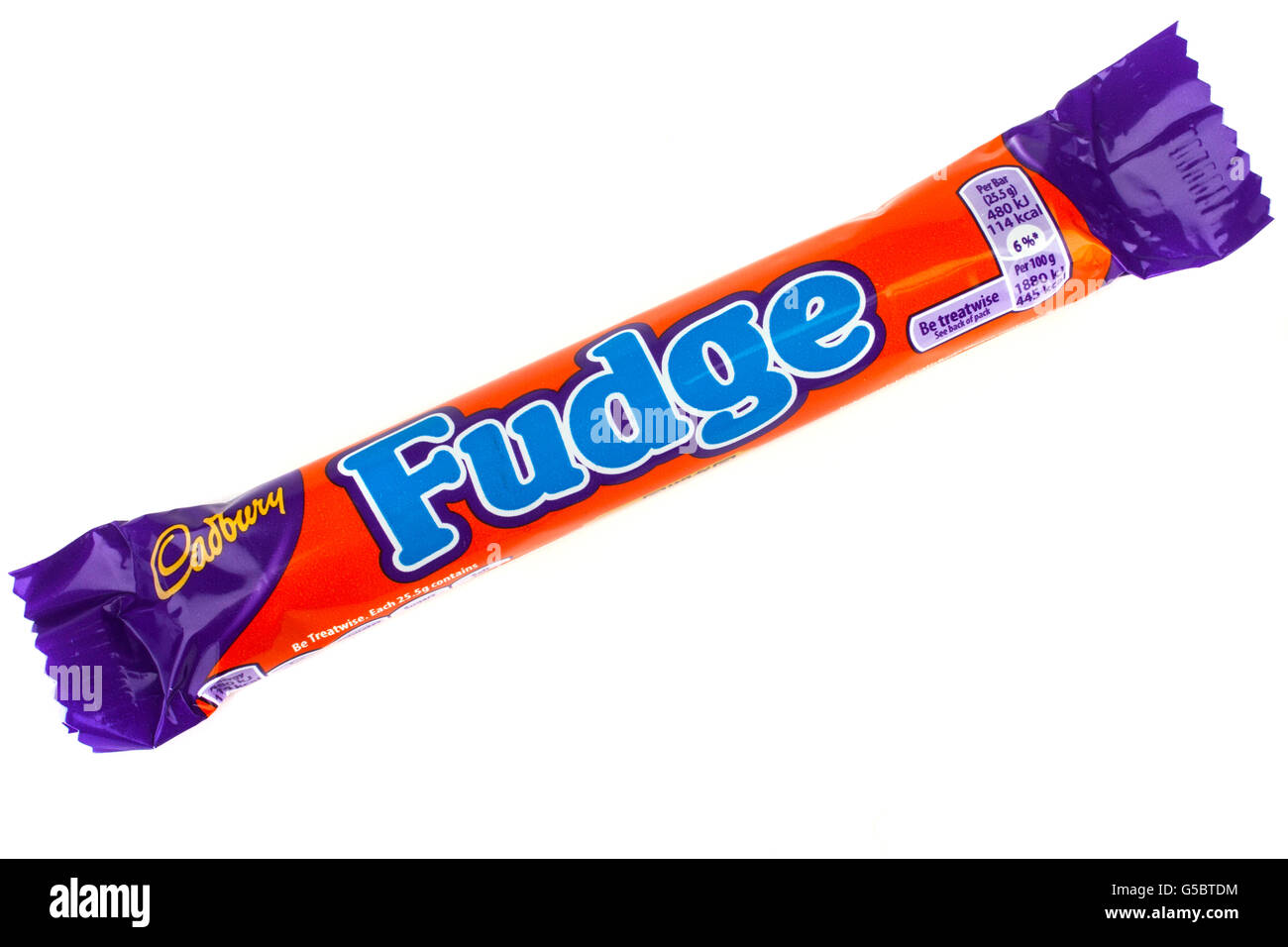 LONDON, Regno Unito - 16 giugno 2016: Un integro Fudge barra di cioccolato fabbricato da Cadbury, raffigurato su un semplice sfondo bianco su Foto Stock