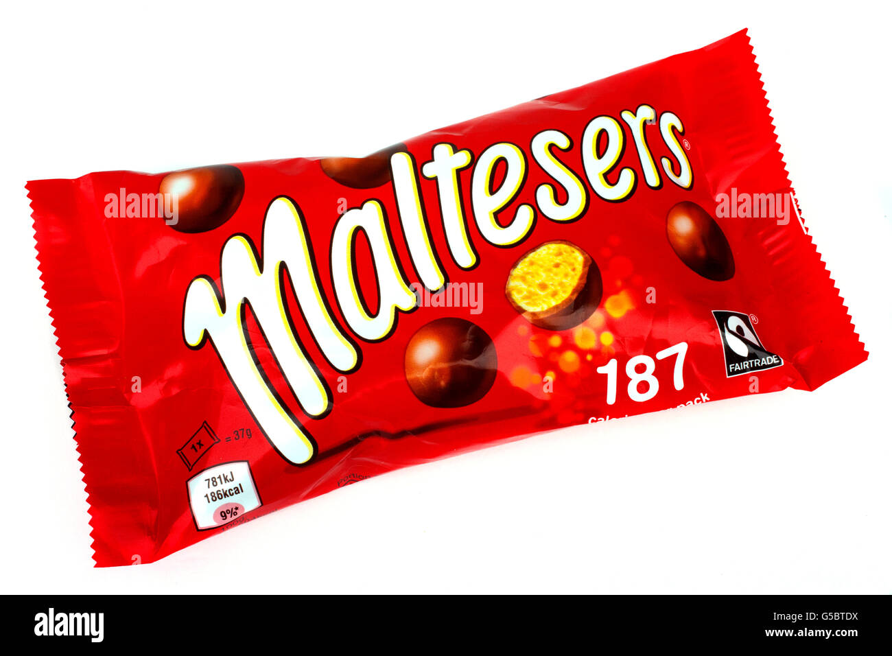 LONDON, Regno Unito - 16 giugno 2016: un pacco di Maltesers oltre un semplice sfondo bianco, il 16 giugno 2016. Maltesers sono un pasticcere Foto Stock