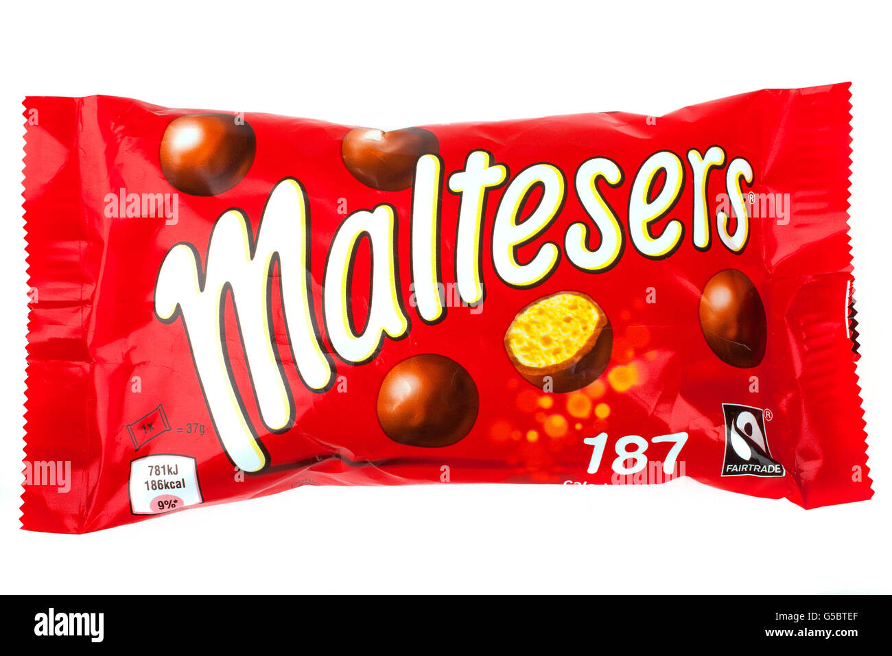 LONDON, Regno Unito - 16 giugno 2016: un pacco di Maltesers oltre un semplice sfondo bianco, il 16 giugno 2016. Maltesers sono un pasticcere Foto Stock