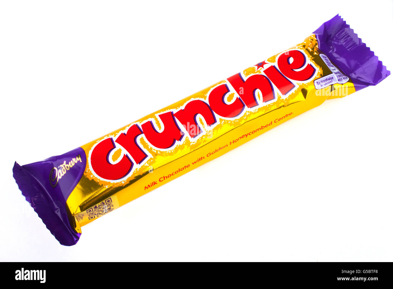 LONDON, Regno Unito - 16 giugno 2016: Un integro Crunchie barra di cioccolato fabbricato da Cadbury, raffigurato su un semplice sfondo bianco Foto Stock