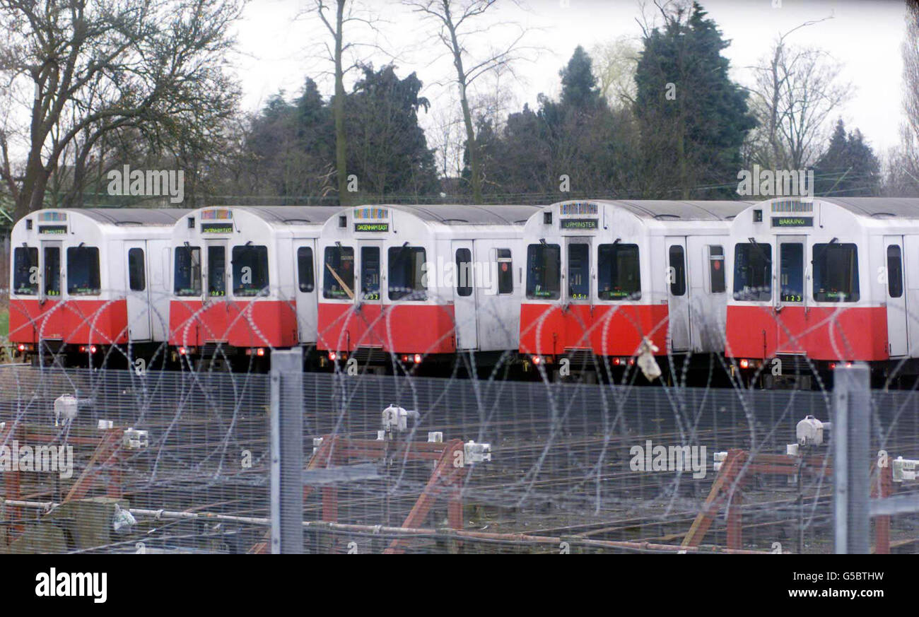 I treni della metropolitana sono inattivi in un deposito alla fine della District Line di Upminster, Essex, come uno sciopero di 7, 500 membri della Rail Maritime and Transport Union ha portato il caos dei viaggi a Londra. * molte stazioni della metropolitana sono state chiuse e i servizi sono stati annullati a causa dello sciopero, chiamato dal RMT a causa di preoccupazioni per la sicurezza e il lavoro. Le code si sono accumulate alle fermate degli autobus di mattina presto e le strade erano occupate a partire dalle 5.00, dato che i milioni di persone che normalmente avrebbero preso la metropolitana dovevano trovare altri modi per arrivare al lavoro. Foto Stock