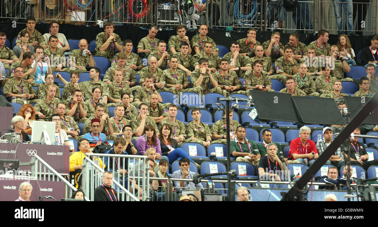 Giochi Olimpici di Londra - 4° giorno. Il personale dell'esercito occupa posti a sedere presso la North Greenwich Arena durante il quarto giorno delle Olimpiadi di Londra del 2012. Foto Stock