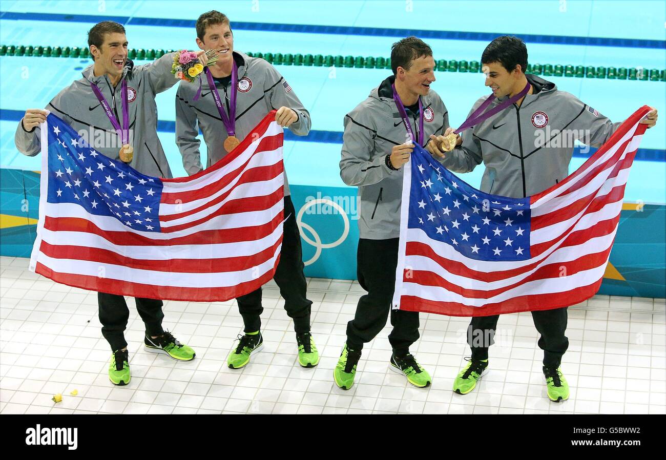 Gold Medalists USA (da sinistra a destra) Michael Phelps, Conor Dwyer, Ricky Berens e Ryan Lochte festeggiano dopo aver vinto la finale Freestyle Relay 4 x 200m maschile, la medaglia d'oro ha assicurato Phelps una diciannovesima medaglia olimpica record, Presso l'Aquatics Center nel Parco Olimpico durante il quarto giorno delle Olimpiadi di Londra del 2012. Foto Stock