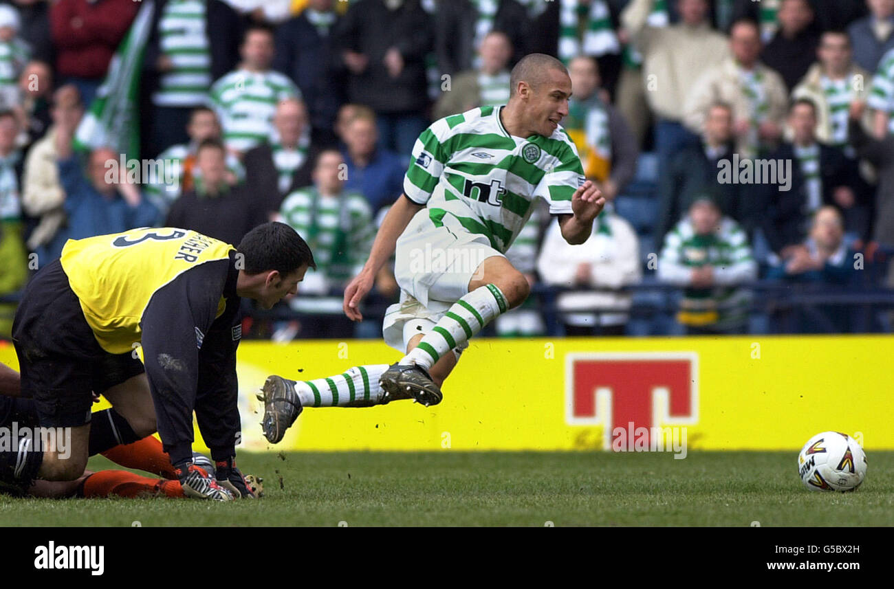 Henrik Larsson di Celtic (a destra) lascia il portiere di Dundee United Paul Gallacher in ginocchio mentre lo supera con la palla, durante la partita di calcio semifinale della Scottish Cup allo stadio Hampden Park di Glasgow. Foto Stock