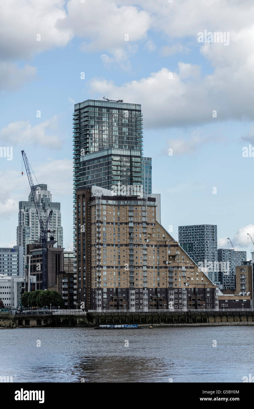 Interessante edificio a Canary Wharf in London docklands dal fiume Tamigi Foto Stock